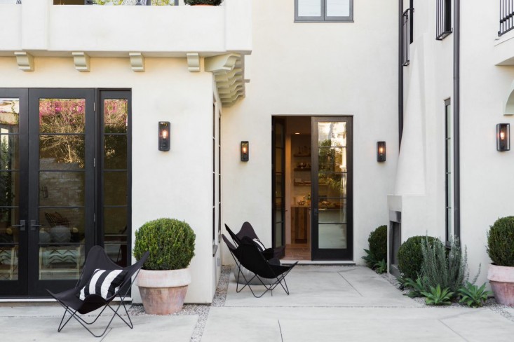 black-and-white-patio-west-Hollywood-spec-house-by-Leigh-Herzig-photograph-by-Laure-Joliet-Gardenista-38_0