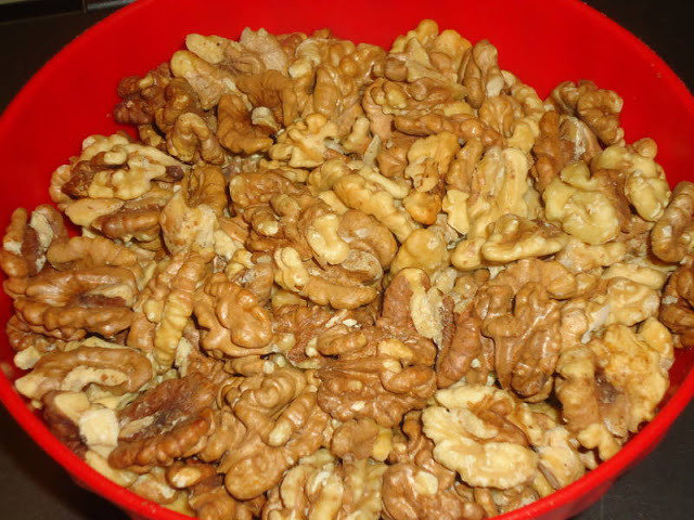 Walnut kernels in a bowl