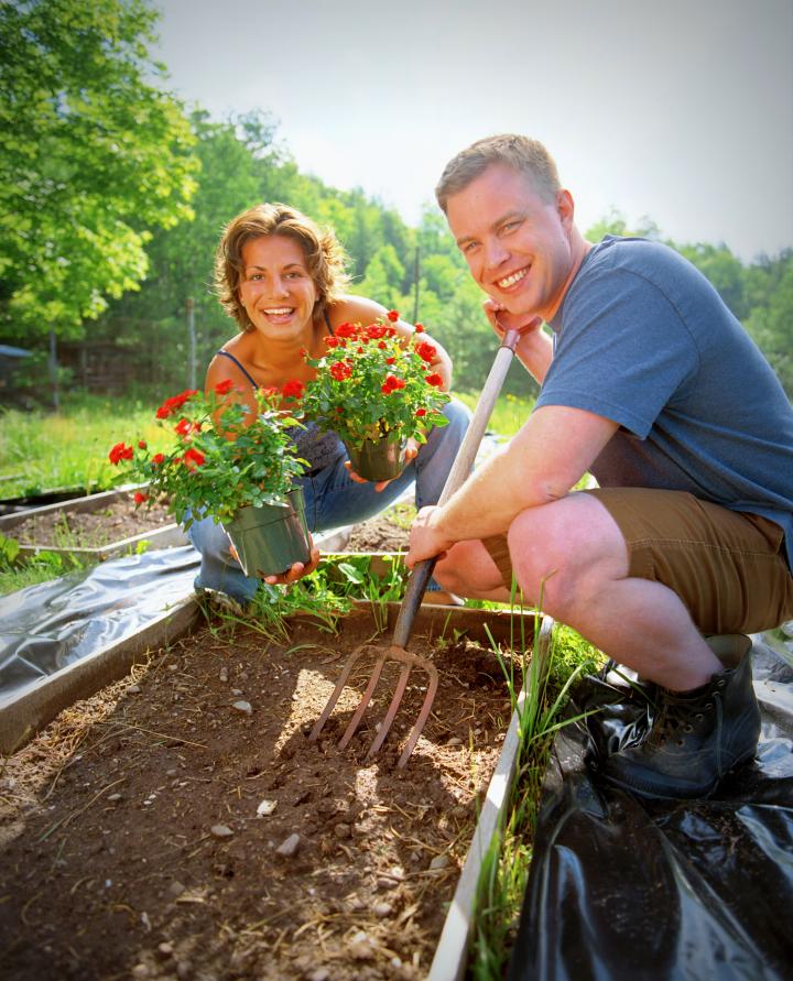 Raised Garden Bed4-couple-Thinkstock