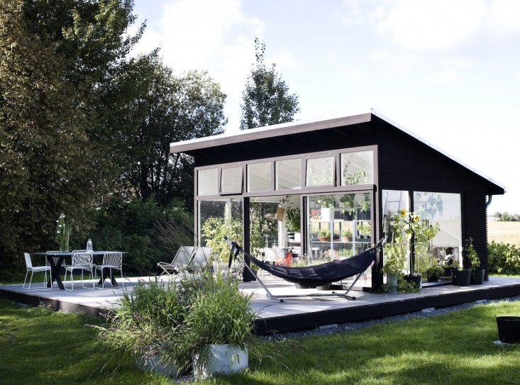 black-white-orangery-outbuilding-gardenista