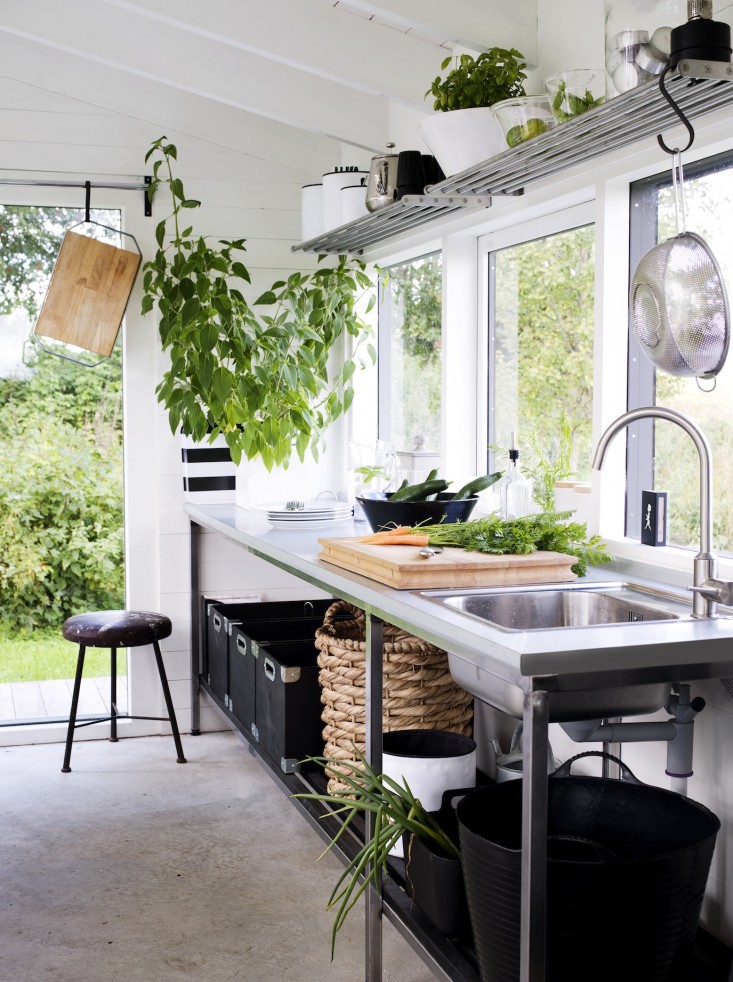 black-white-orangery-outbuilding-gardenista-sink