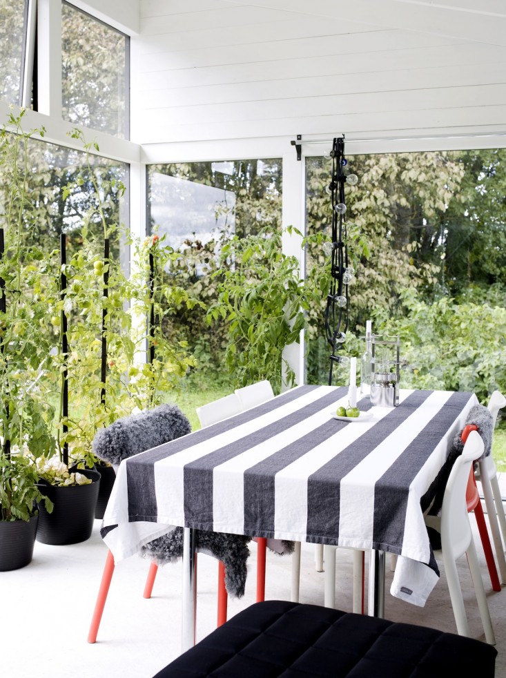 black-white-orangery-outbuilding-gardenista-2