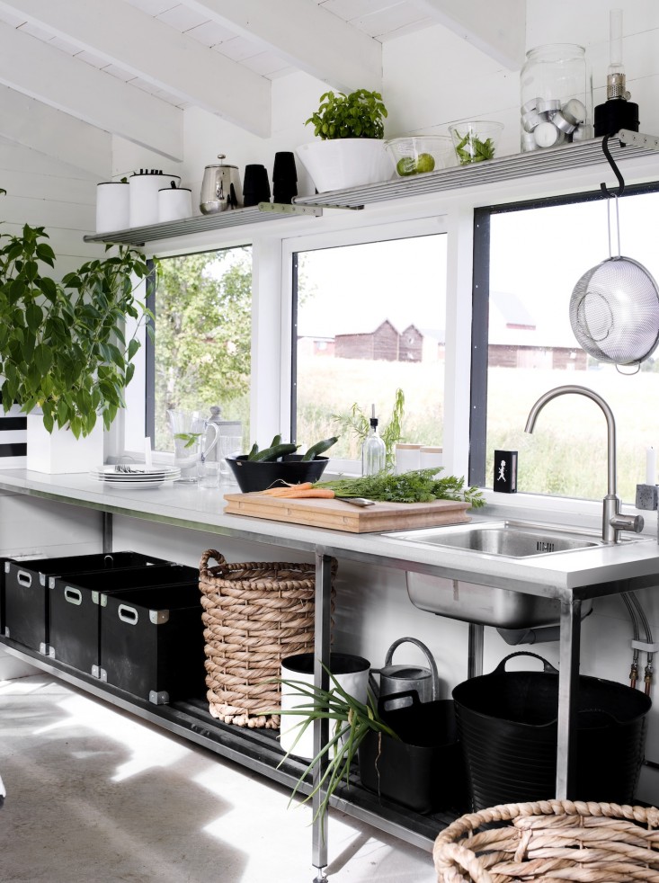 black-white-orangery-outbuilding-gardenista-sink-2