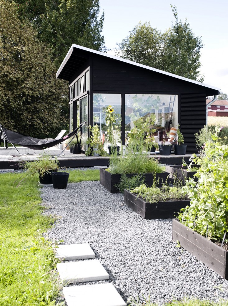 black-white-orangery-outbuilding-gardenista-raised-beds