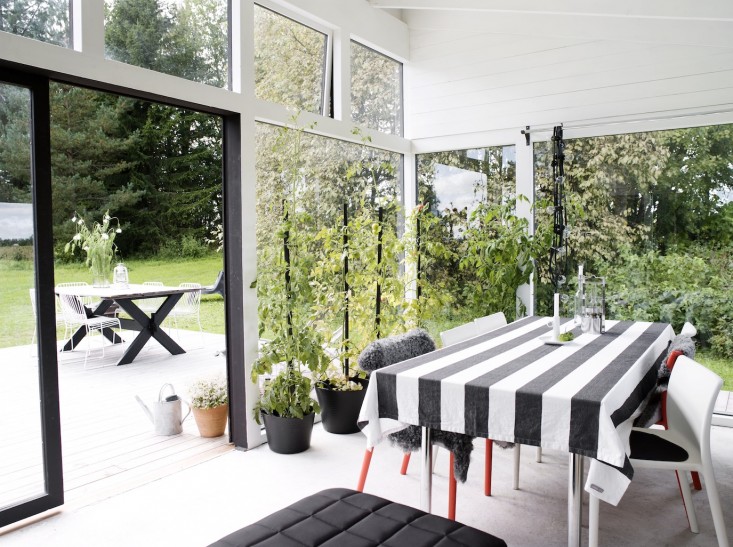 black-white-orangery-outbuilding-gardenista-dining-table-gardenista