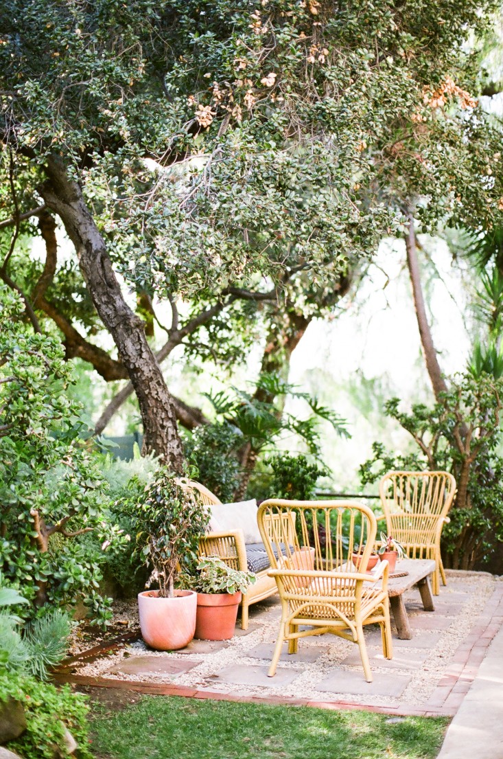 Kathleen-Whitaker-Echo-Park-Garden-Seating-Area-Gardenista-01