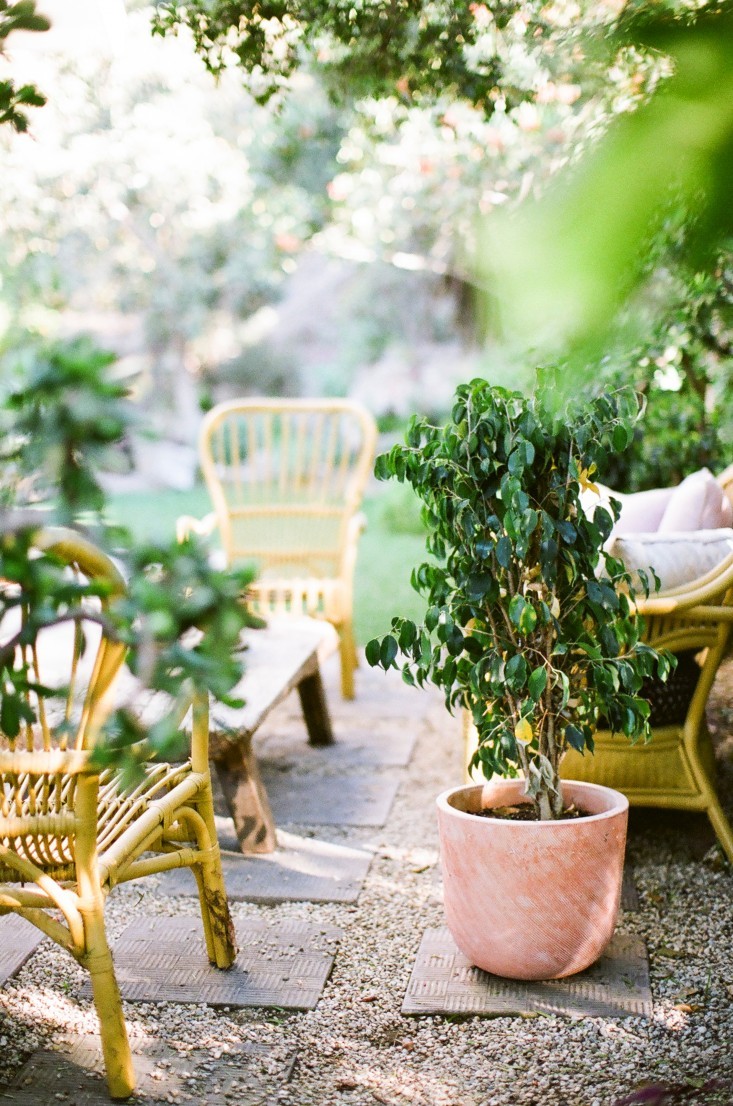 pea-gravel-patio-Kathleen-Whitaker-Echo-Park-Garden-Seating-Area-Gardenista-03