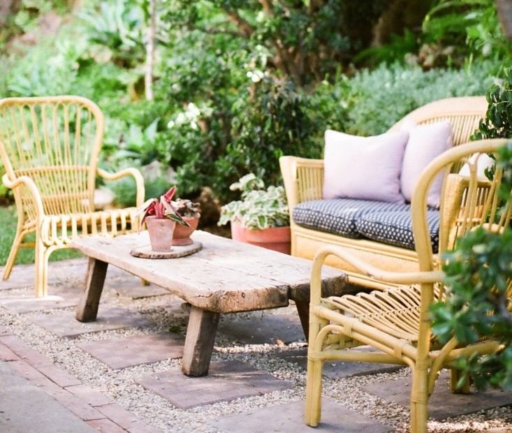 pea-gravel-patio-Kathleen-Whitaker-Echo-Park-Garden-Seating-Area-Gardenista-02