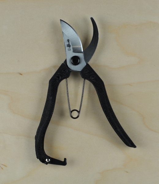 lightweight-japanese-pruners-secateurs-gardenista