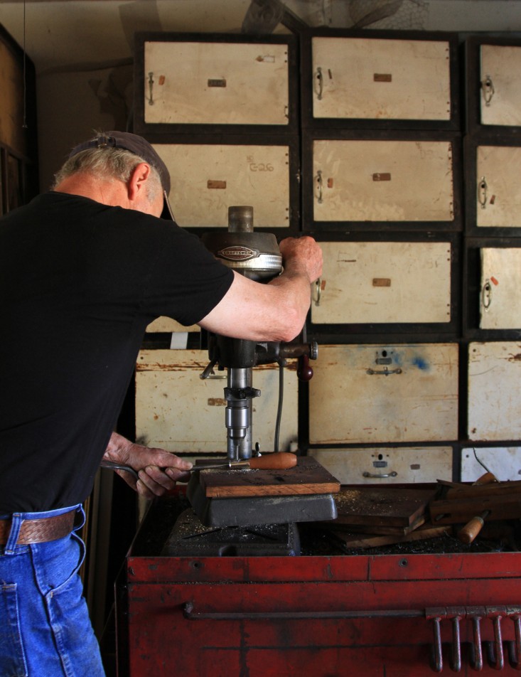 attaching handle red pig garden tool_erin boyle_gardenista