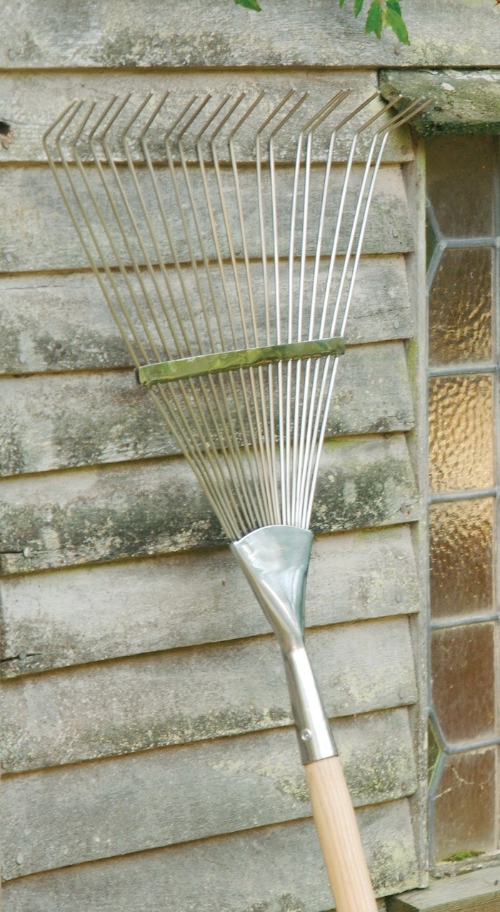 Burgon-Ball-Leaf-Rake-Gardenista