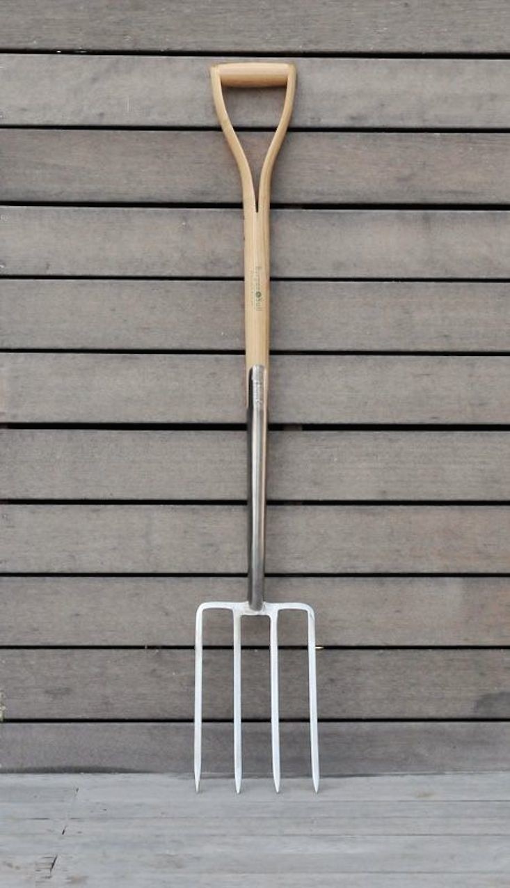 garden-digging-fork-burgon-and-ball-gardenista