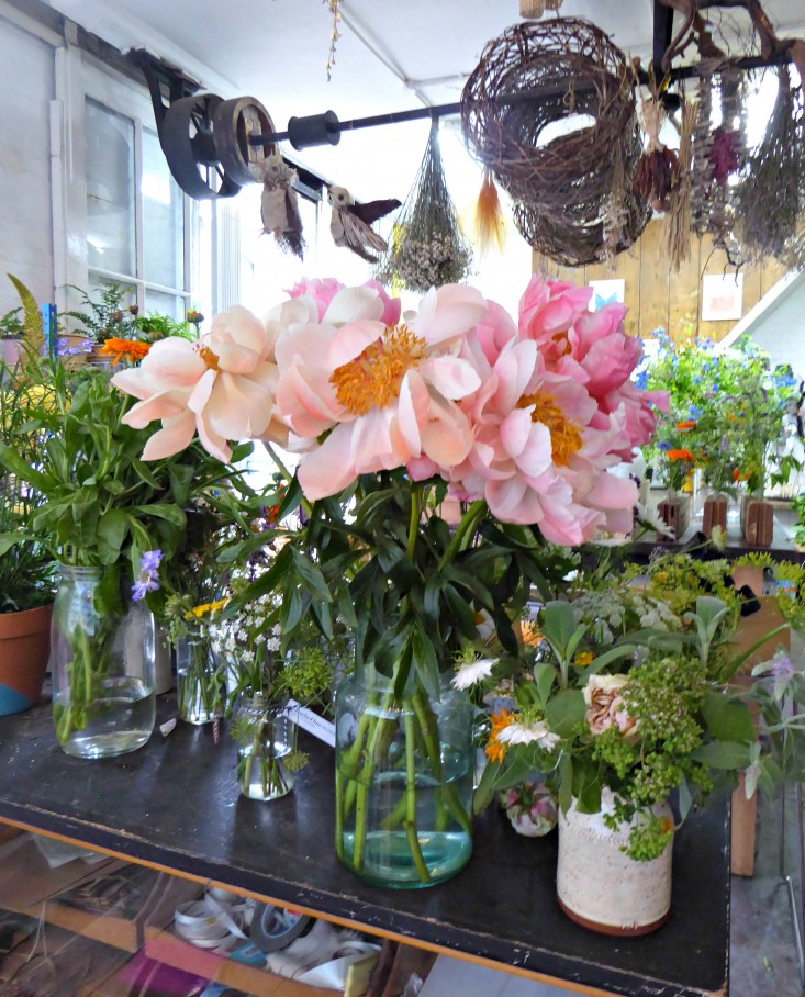 4-The-originial-Victorian-pulleys-suspended-ceiling-.flowers-jamjar-gardenista