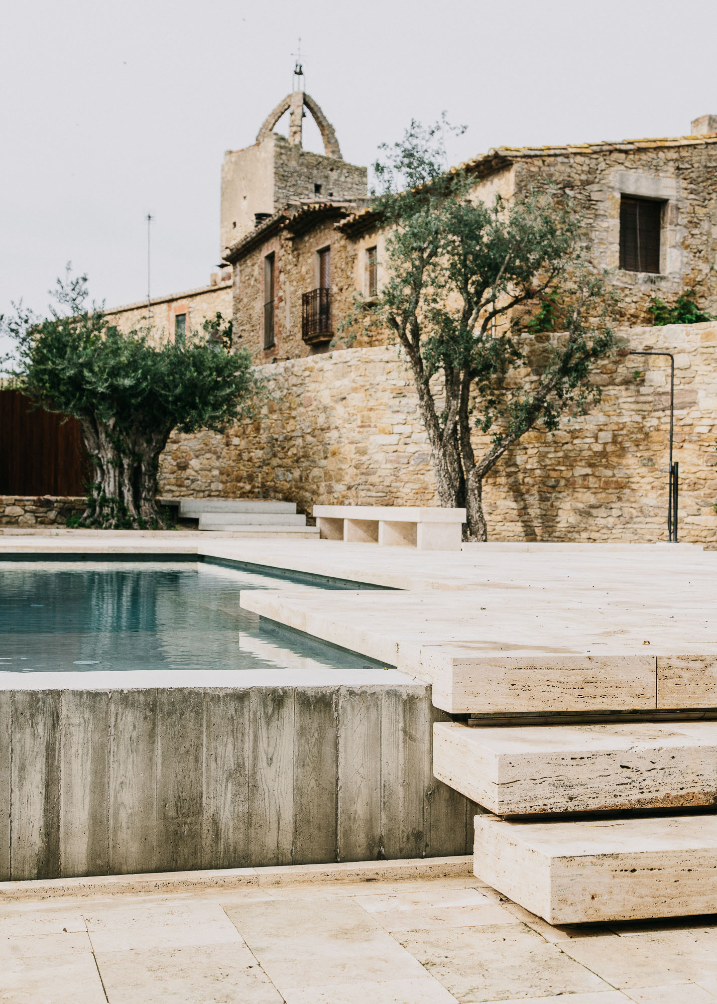 Castell-de-peratallada-pool-gardenista-4