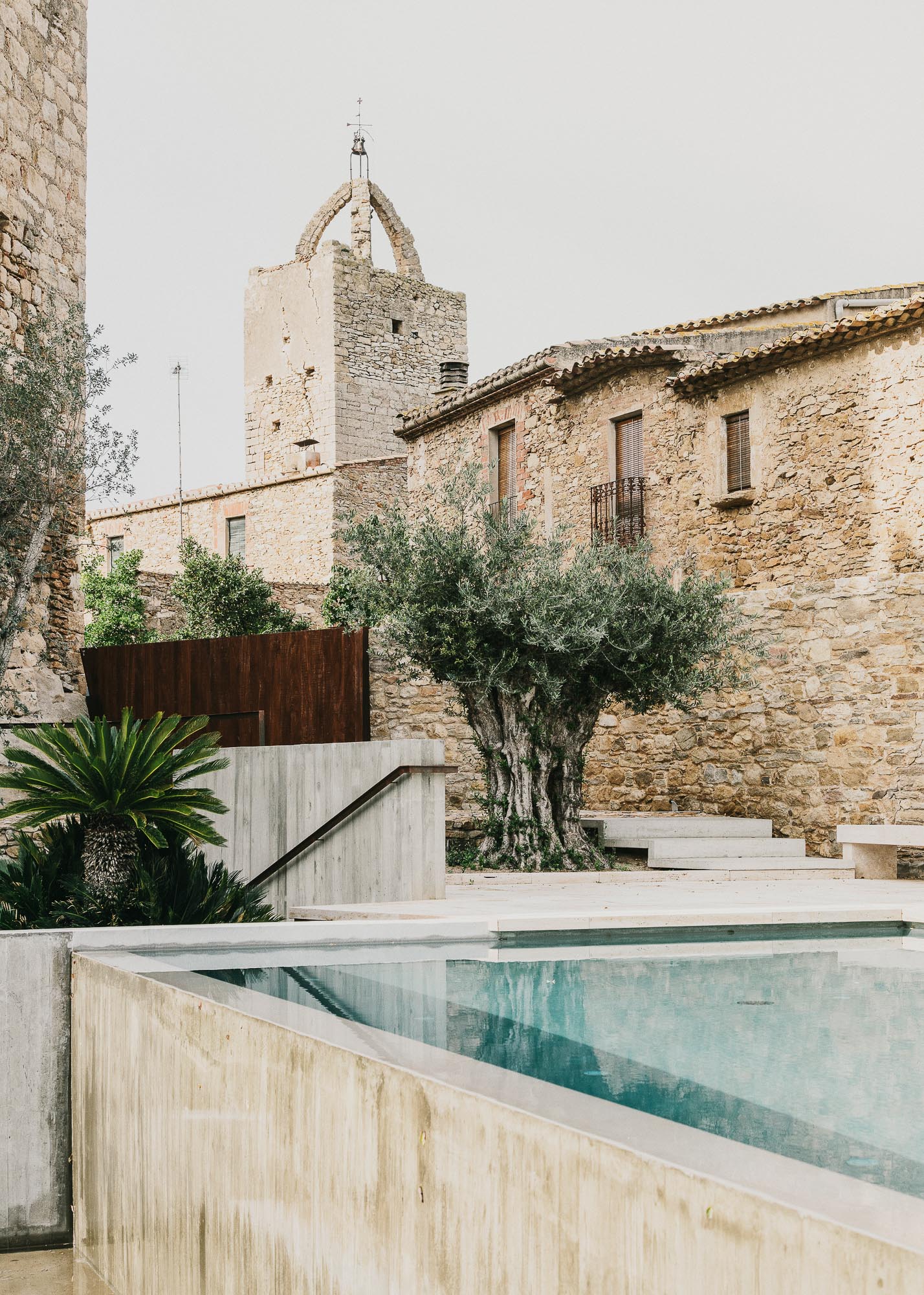 Castell-de-peratallada-pool-gardenista-10