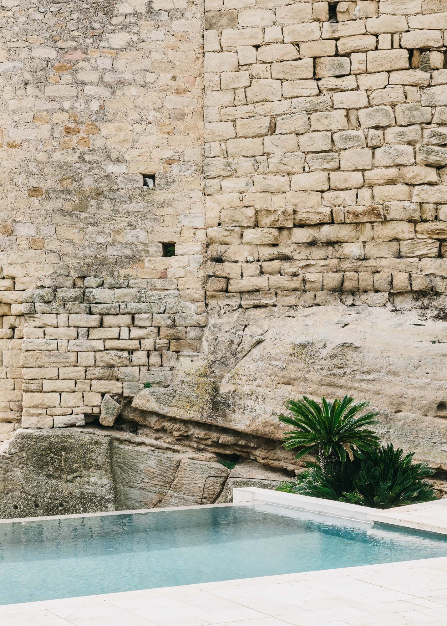 Castell-de-peratallada-pool-gardenista-3