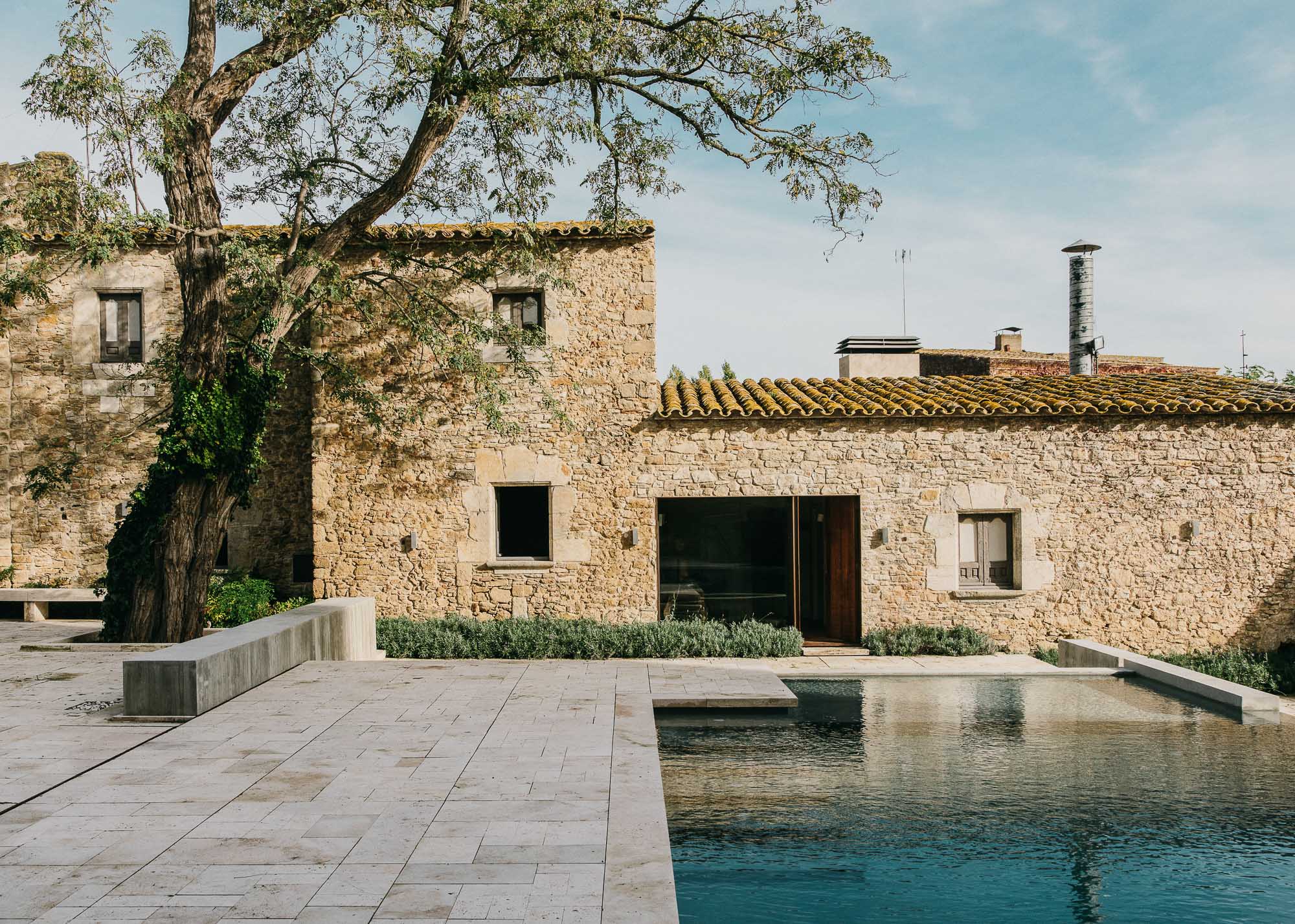 Castell-de-peratallada-pool-gardenista-11