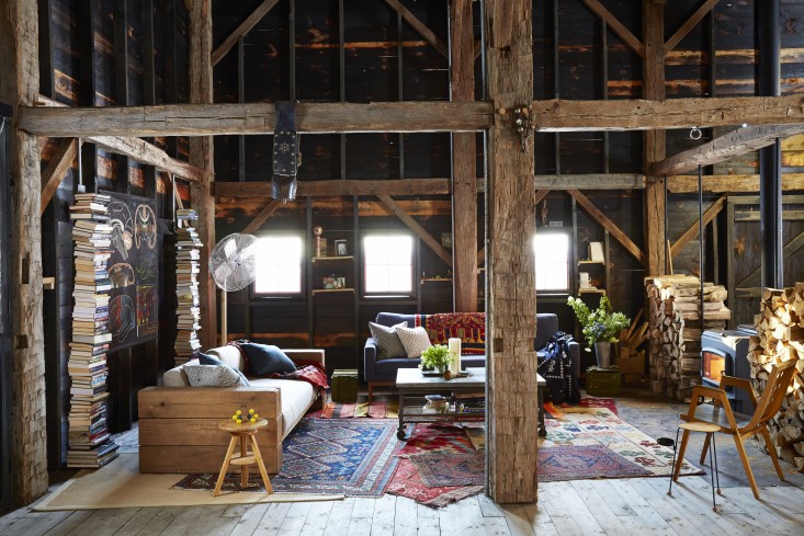 barliswedlick-barn-interior-exposed-wood-beams-gardenista