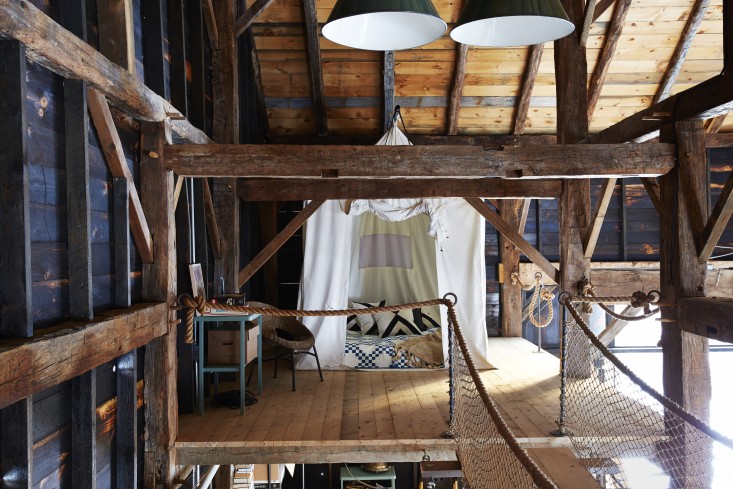 barliswedlick-barn-mosquito-netting-canopy-bed-gardenista