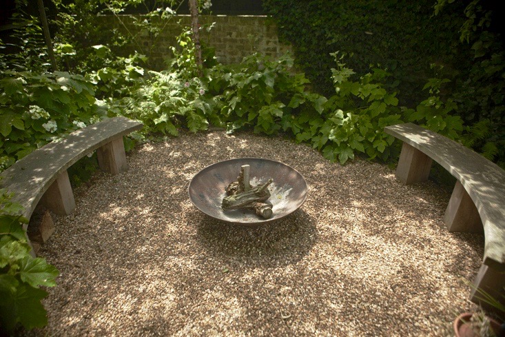 fire-pit-gravel-benches-catriona-andrews-garden-gardenista