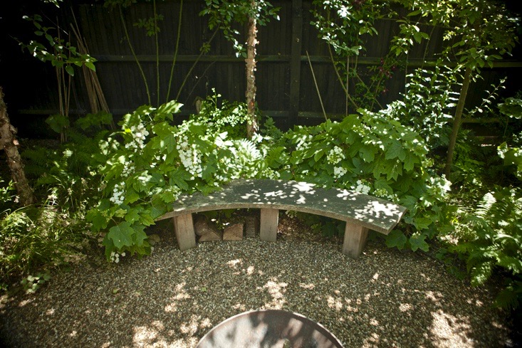 bench-fire-pit-gravel-catriona-andrews-london-gardenista