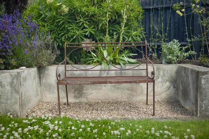 rusted-metal-bench-catriona-andrews-gardenista