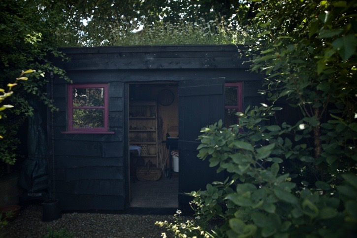 garden-shed-black-catriona-andrews-gardenista