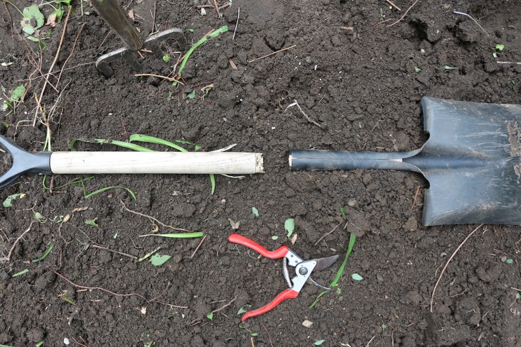 broken_spade_felco_pruners_marieviljoen_gardenista