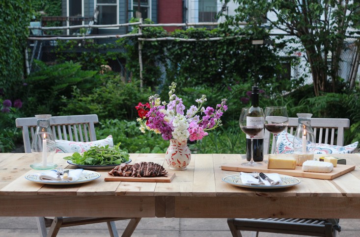 outdoor-dining-table-phlox-vase-lanterns-marieviljoen-gardenista