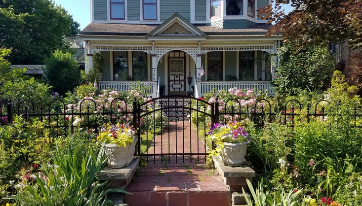 buffalo-front-garden-curb-appeal-facade-victorian-iron-fence-twin-planters-marie-viljoen-gardenista