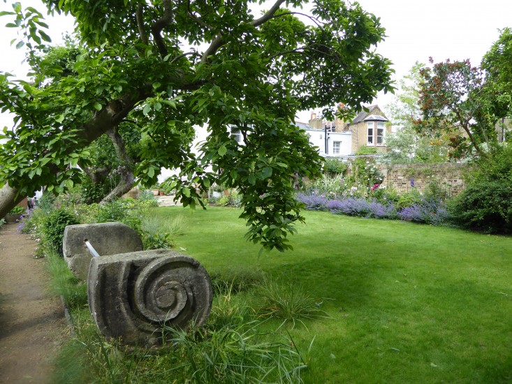 stone-bench-daisy-garnett-garden-london-gardenista