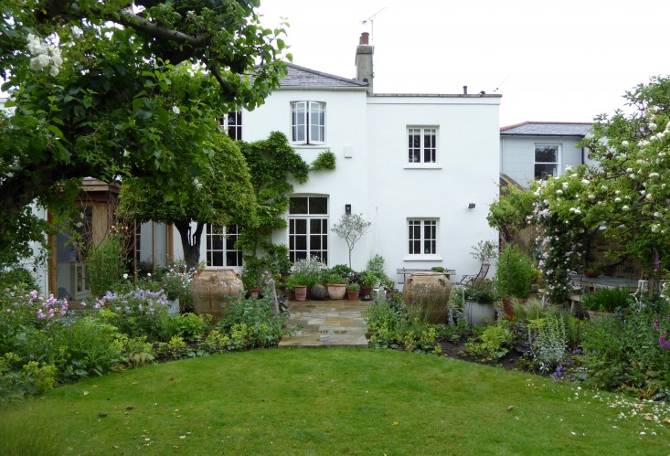 white-facade--daisy-garnett-garden-london-gardenista