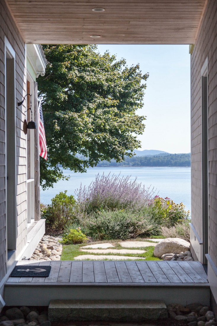 28-Matthew-Cunningham-Landscape-Design-Clamshell-Alley-wood-stoop-breezeway-path-maine-flag-doormat-gardenista