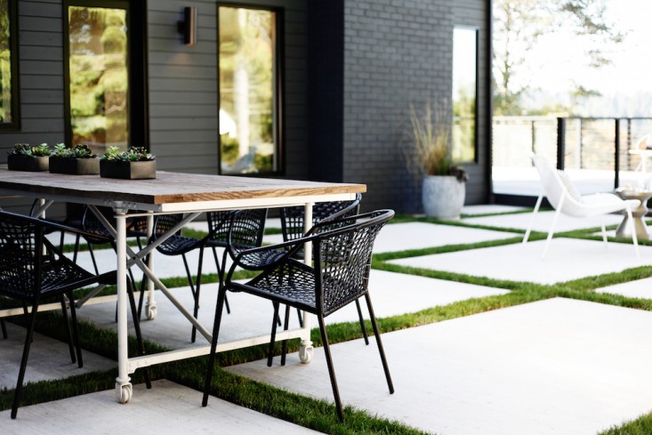Lblack-white-patio-SDModernScandinavian7_Seattle_Bellevue_outdoor-dining-Gardenista