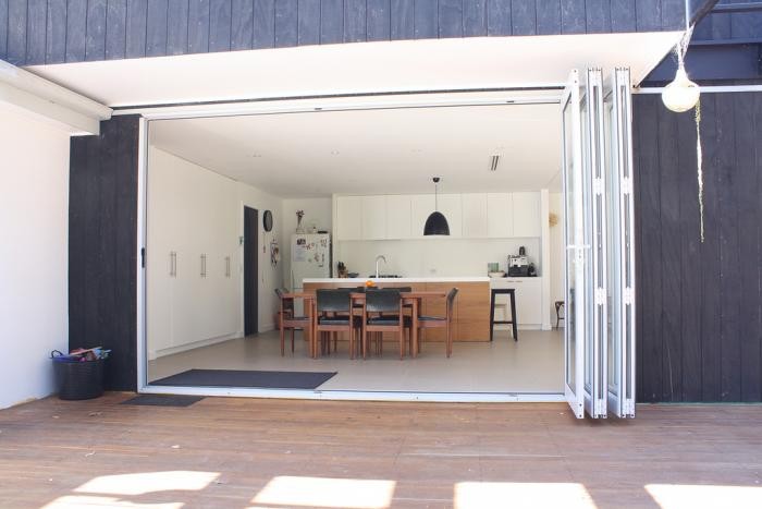 melbomba-kitchen-black-white-deck-patio-gardenista