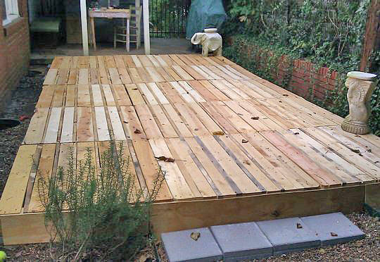 diy-floating-pallet-deck-2