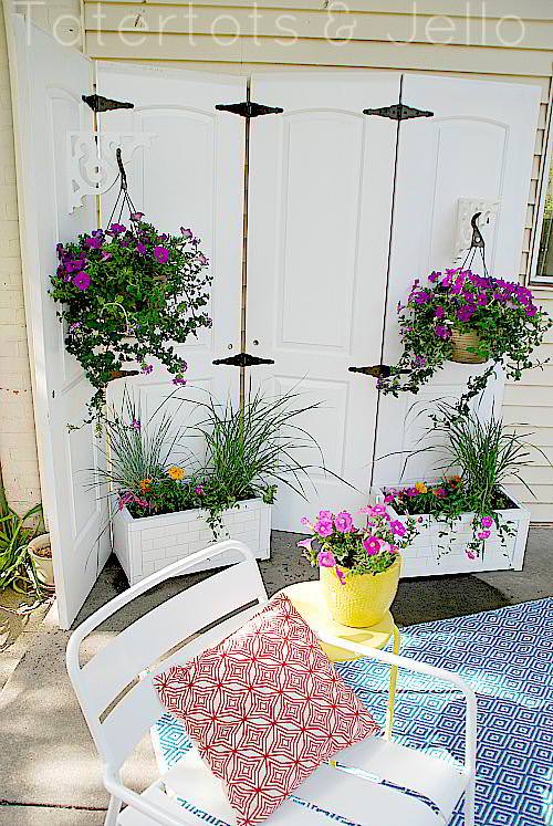 Privacy-screen-and-subway-planters