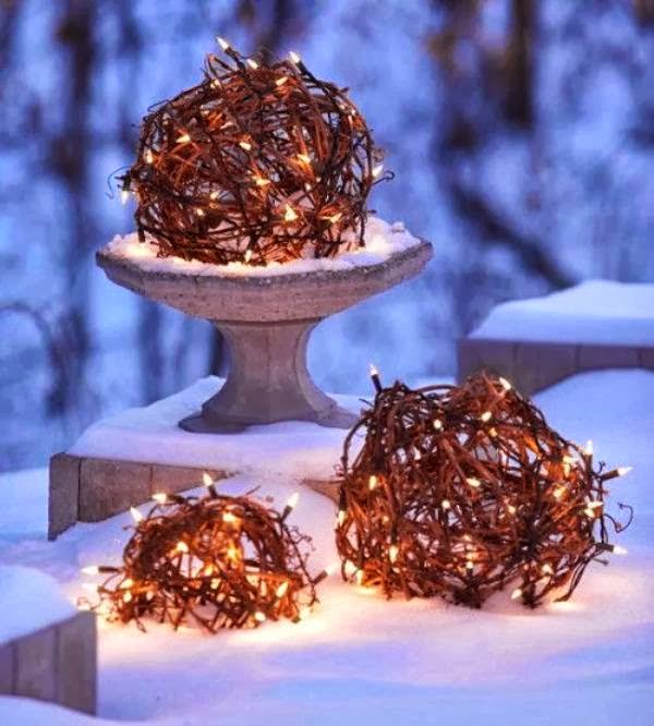 lighted-grapevine-balls